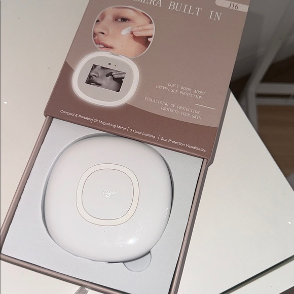 UV Camera Built-In Skincare Device - Picture 3 of 3